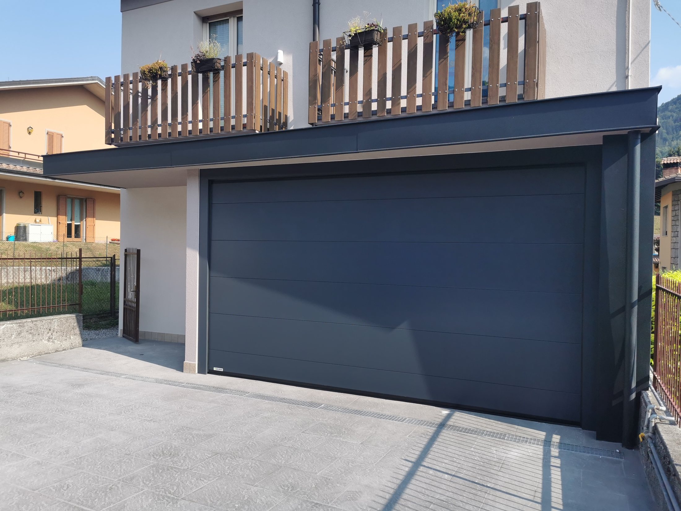 Ampliamento residenziale completato con rivestimento antracite