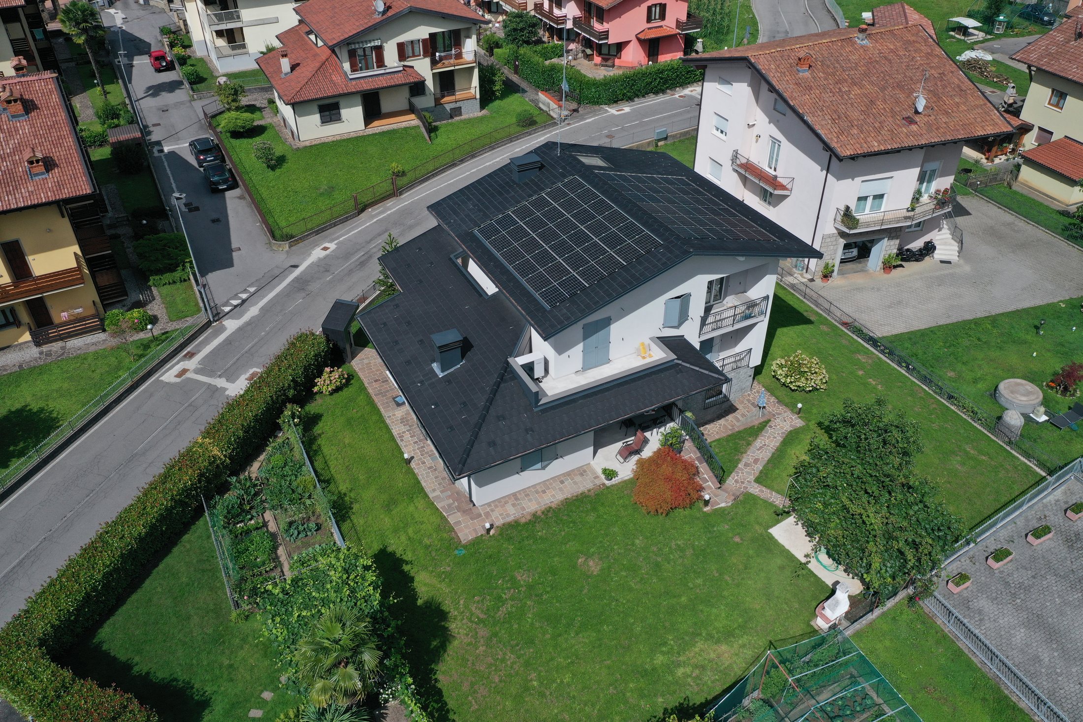 Riqualificazione di edificio residenziale vista dal drone